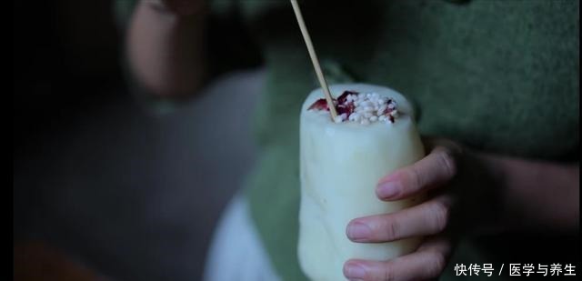 玫瑰花|李子柒又双叒叕“吃花”了,但这次,盛菜的器皿比美食更引人注目