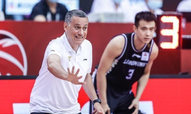 艾伦|真伤心了!赵继伟赛后独自一人离开 郭艾伦疑似力挺 球迷为他鸣冤