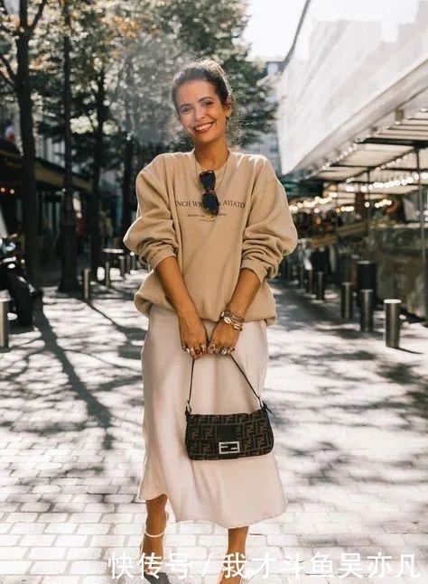 卫衣|卫衣+半裙=早秋最火混搭套路,时髦炸了
