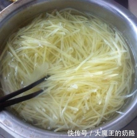  切成|炒土豆丝时，千万别再直接下锅了！教你2招，土豆丝又香又脆
