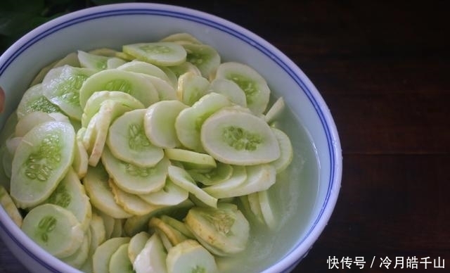储存到冬天|夏天把黄瓜冷冻起来,留到冬天炒肉吃,特别香,我每年都做