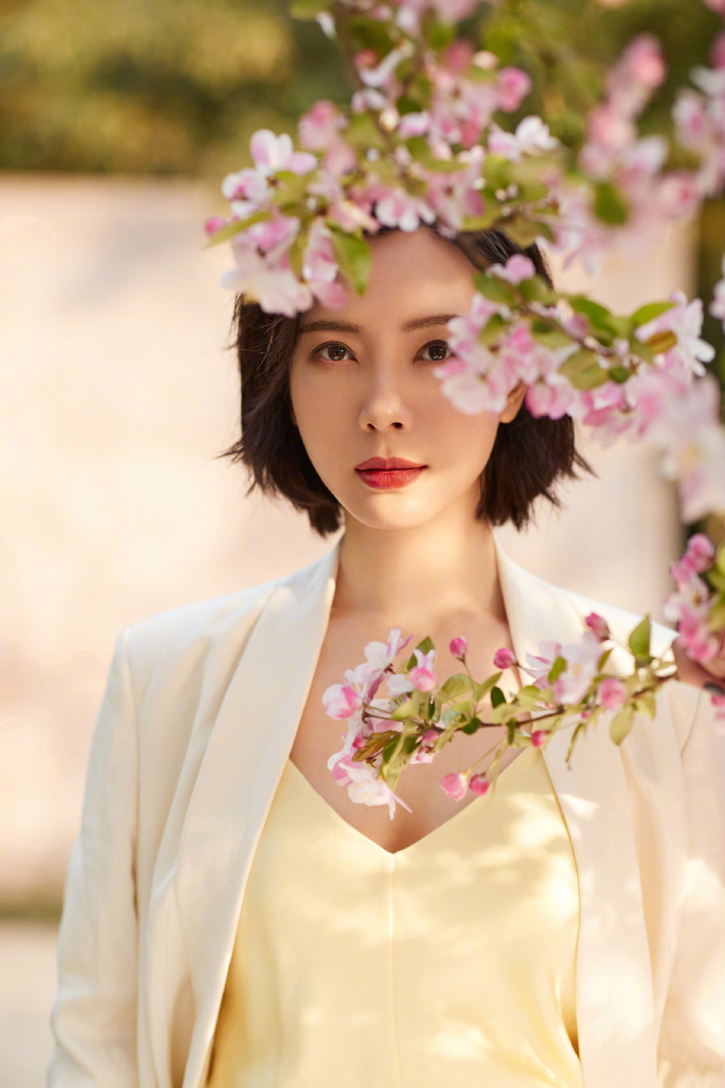  拿到|陈数不愧是拿到瑜伽教练员证书的人，43岁穿撞色裙，优雅极了