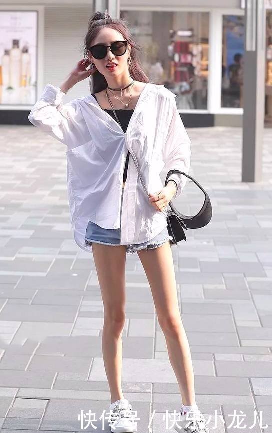  满满|清纯少艾的小姐姐身穿一件衬衫，下搭一条短裤，活力满满元气十足