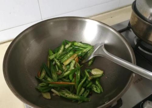  服务员|为什么饭店厨师炒菜几乎是用勺子不是铲子？服务员说出其中的秘密