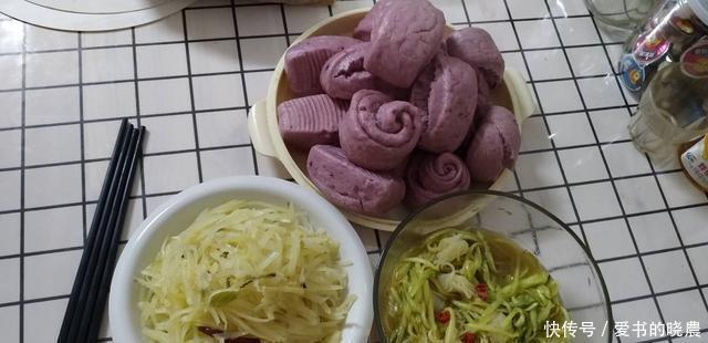 看着|两个人的晚餐,一盘馒头,两道菜,看着穷,比吃肉好