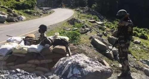 驶向|印度空运大批援军印军军用卡车架机枪,小心翼翼驶向拉达克前沿