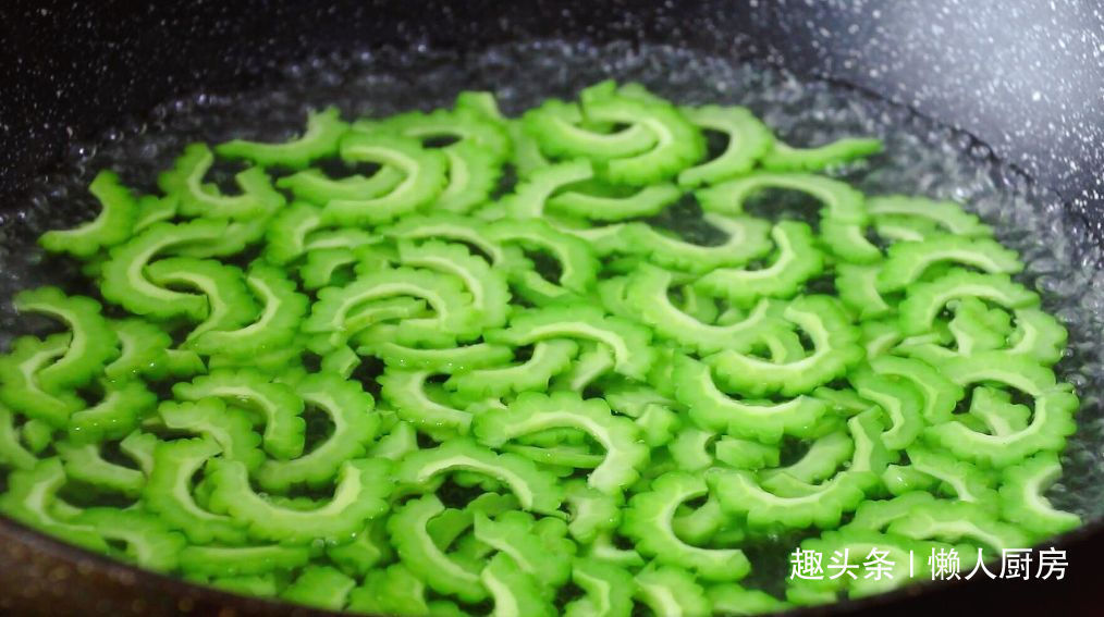 苦瓜|苦瓜怎么做好吃记住两点,能降低苦味,不爱吃苦瓜的人也爱吃