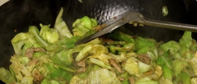 为啥|为啥饭店炒的包菜那么好吃,原来诀窍在这里,学会也能做大厨