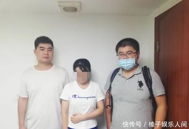 商场|一姑娘商场逛街，逛着逛着就把手伸进了裙子里……