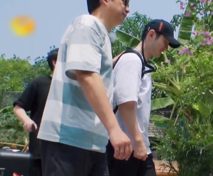  黄晓明离开|黄磊没出门送黄晓明，回到蘑菇屋的两个举动，透露内心情感