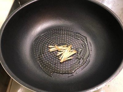  做法|蒜苗炒鱿鱼的做法，鱿鱼这样炒最香，百吃不厌的下饭菜做法超简单