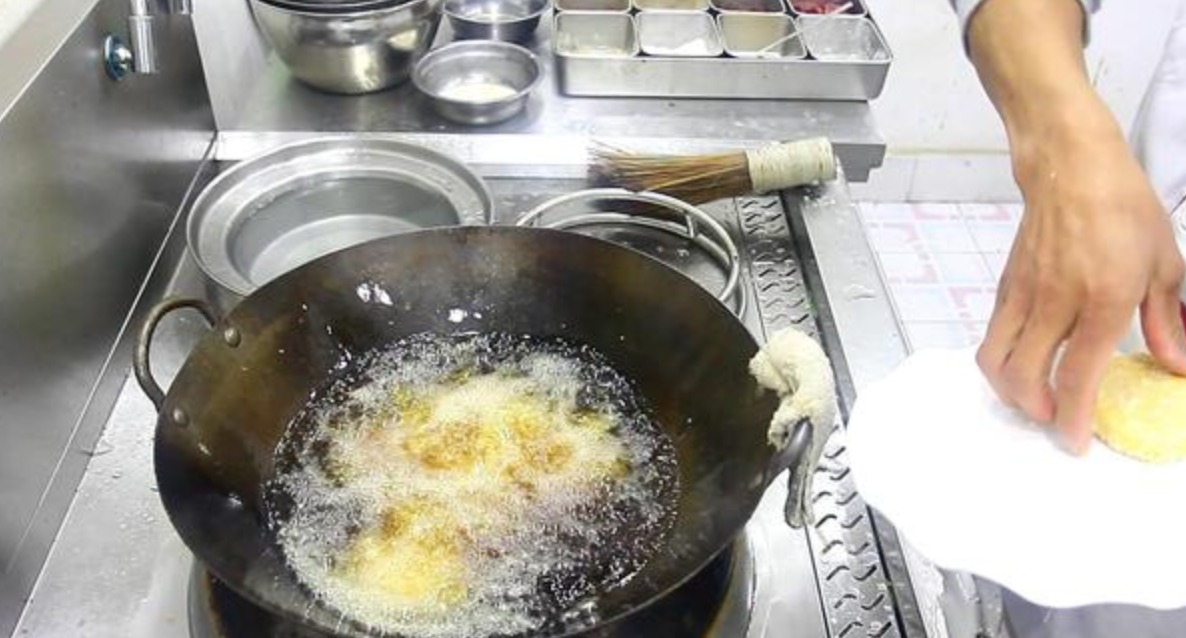 老师傅|做南瓜饼最忌放面粉!干巴巴还不甜,吃着不软糯,老师傅教你一招