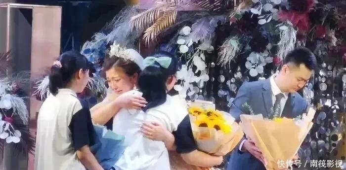 家长|刚下考场，40多名中考生穿越半座城集体奔向班主任婚礼现场！