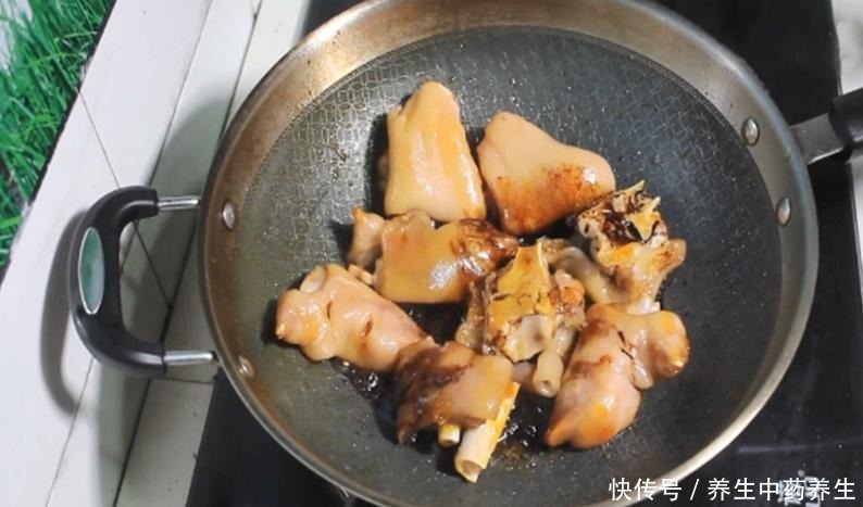  好吃|秋天，这道家常菜要多吃，胶原多多，炖一炖就上桌，入味又好吃
