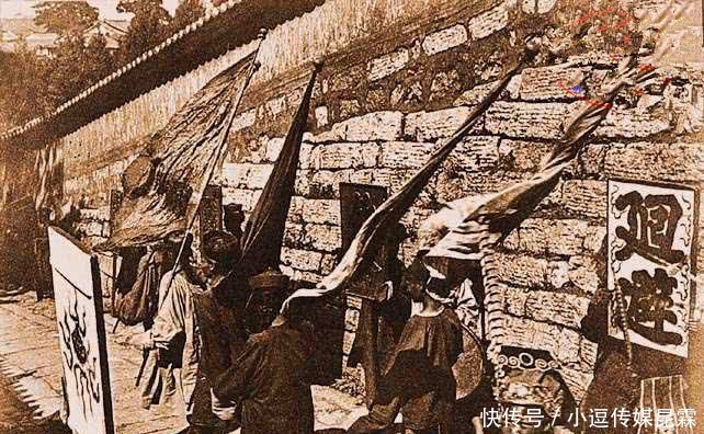 相互|晚清老照片:穿着龙袍的外国人,与清朝名将是结拜兄弟,相互利用