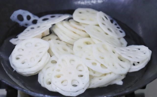  藕片|连藕一绰水就发黑大厨师教你一招，确保藕片嫩白脆爽，更进味