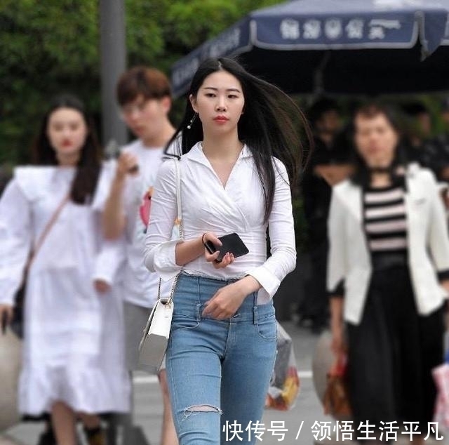 带来|牛仔裤带来与众不同的时尚气息，精美舒适自然，打造甜美迷人气质