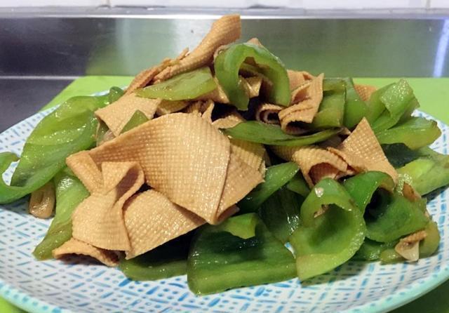  倒入锅中|夏天到了，少吃猪肉多吃它，1斤才3块，高蛋白低脂肪，比肉还香