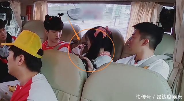画面|鞠婧祎系安全带方法太特别,需要三个男嘉宾帮忙,这画面没看错吧
