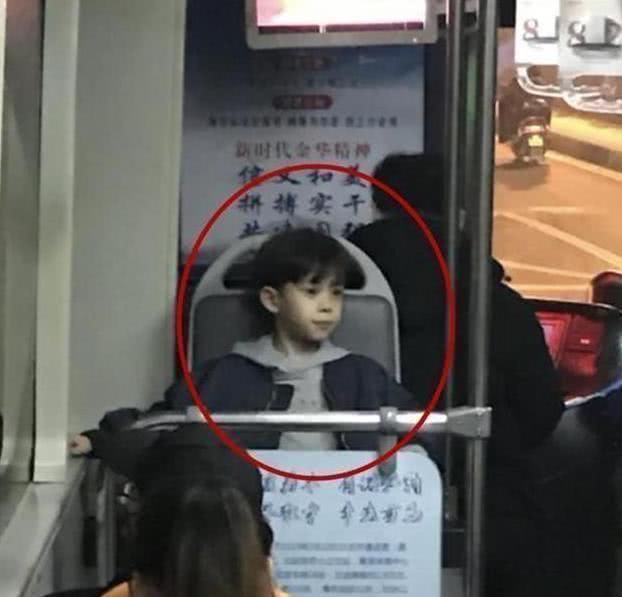公交|“高颜值”小男孩坐公交被偷拍，网友看后直呼阿姨等你长大