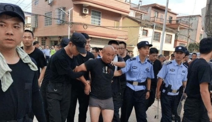  曾春亮|警方抓捕曾春亮时为何扒掉他的裤子