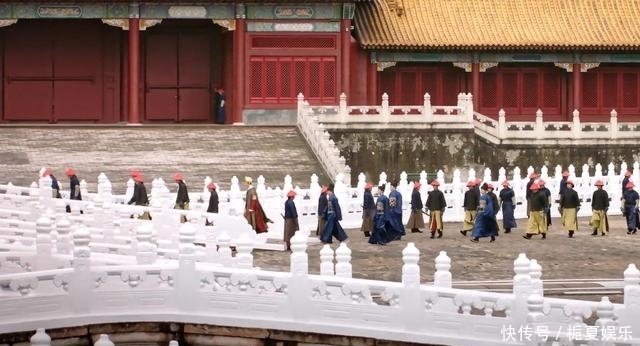 小兵|小兵到点开城门,皇帝被晾关外,皇帝进关后说:“去抱块石头来”