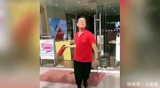 零件|修手机担心被偷换零件 小伙要求看着修 店员竟拿起灭火要打人