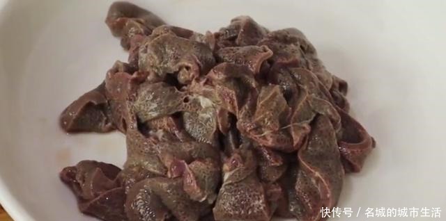 猪肝|炒猪肝不要直接下锅炒,加上这小技巧,鲜嫩不老没腥味,特别下饭