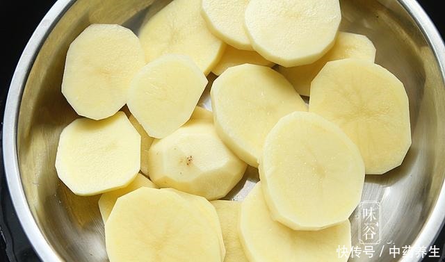 把土豆|自从学会土豆饼这做法,我家一周吃3次,外酥里软,真好吃