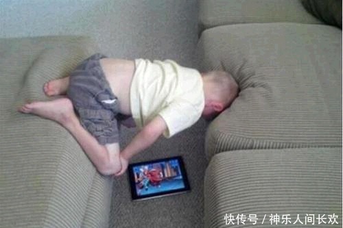 无动于衷|熊孩子用购物车撞男子,宝妈却在一旁无动于衷,看男子的做法太爽