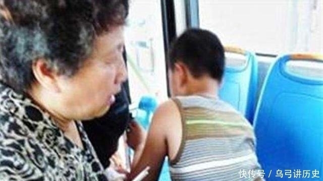 洋洋|小学生给老人让座,书包忘拿起来,老人一把摔在地上,孩子哭了