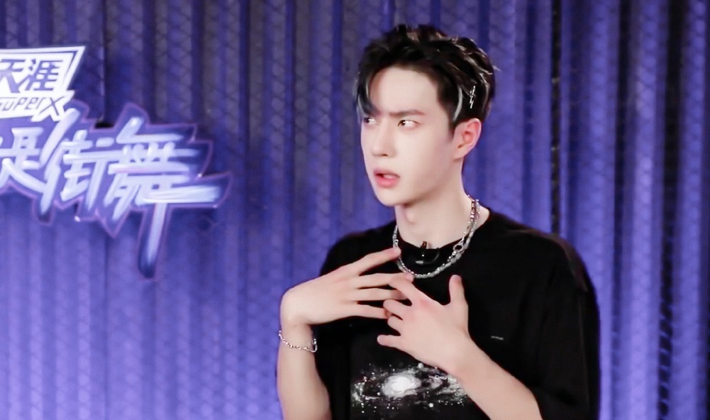 街舞|街舞王一博谈舞蹈声情并茂,被队友掏胳肢窝比耶,默契足变甜甜