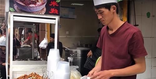 美食|90后帅小伙摆摊卖“红火”小吃,1斤30元不讲价,女顾客每天抢着买