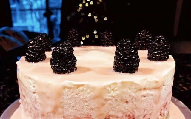 咸蛋黄|美味不用等,香肠、蛋黄酥、半芝士布丁烧、抄手、草莓芝士蛋糕