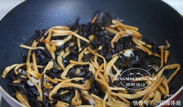 炸酱面|北方人都爱的打卤面,不放青菜一样好吃,比炸酱面吃着还过瘾