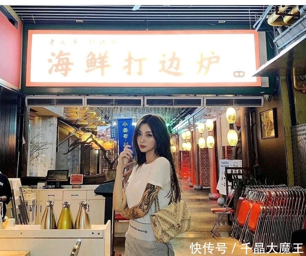展现|紧身白裤,展现修长双腿
