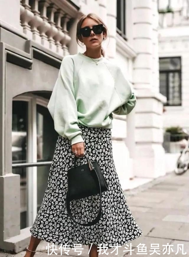 卫衣|卫衣+半裙=早秋最火混搭套路,时髦炸了