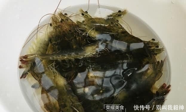 上桌|连壳吞的椒盐虾,一上桌就被扫光,好吃到忘记吃饭,教你怎么做吧