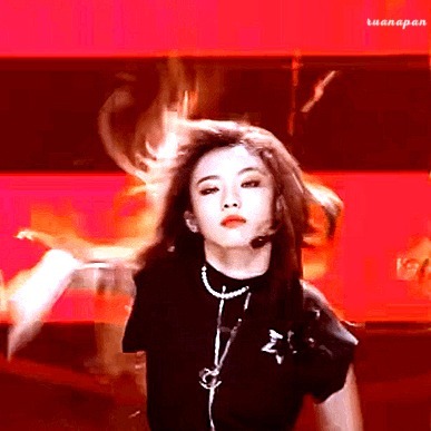  争议|《青你2》再惹争议，学员买版权、做妆发，节目组是太抠还是太狠