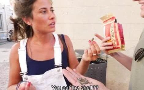 老干妈|继卫龙老干妈后,又一国产零食火遍全球,老外:皮最好吃了!