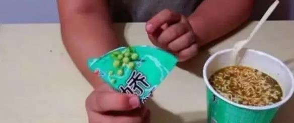 便面|吃了20多年的桶装泡面,才知道盖子用错了,高级吃法了解一下!