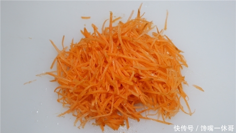 少许|三伏天,少吃猪肉多吃它,蛋白质含量高,简单一拌,5块钱做1大盘