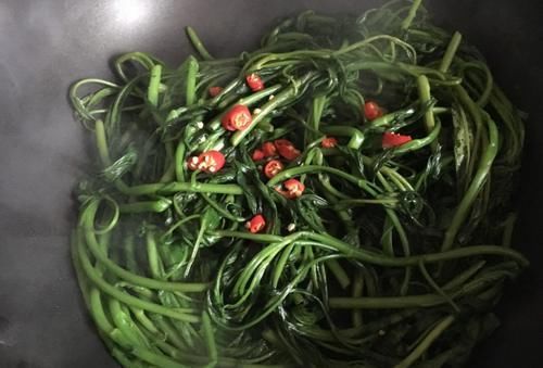  保证|炒空心菜，易发黑还出水大厨教你一招，保证绿油油的，还不出水