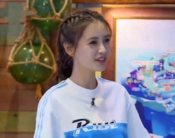  baby|baby名牌被何洛洛撕掉后，镜头切换到蔡徐坤，反应让人猜不透