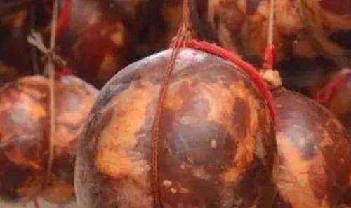 大妈|大妈院子屋顶挂满“西瓜”,500元一个,很多食客慕名而来