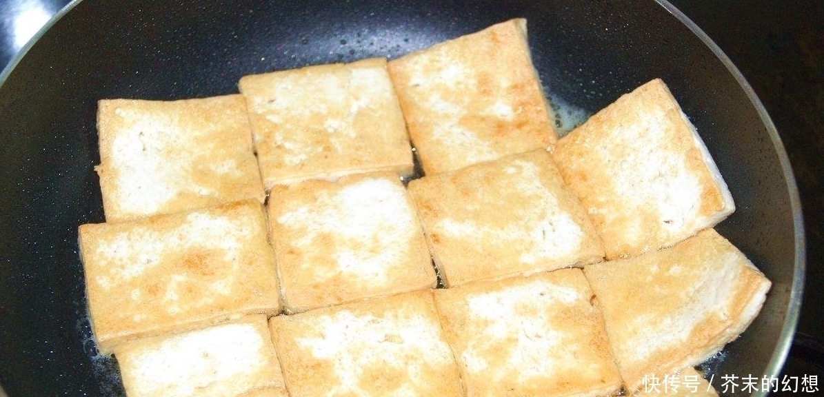 不粘锅|煎豆腐时,直接下锅万万不可,煎之前多加一个步骤,豆腐不粘锅