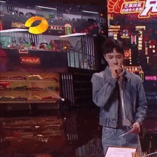 直播|王一博身体亮红灯舞台上偷偷咳嗽强撑录节目,气色差到引人担忧