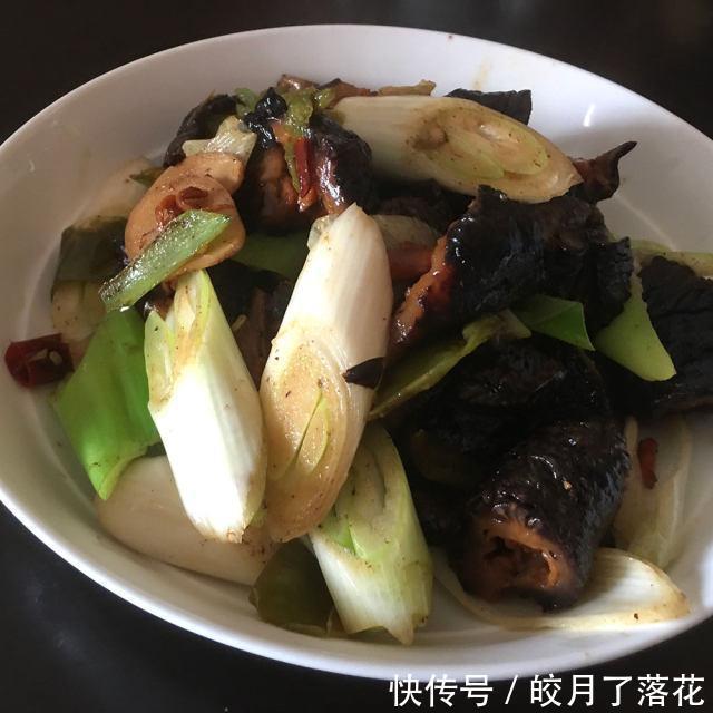  大葱|大葱炒加拿大海参，做法简单，鲜美下饭