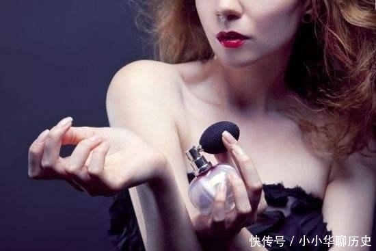 难闻|女人喷香水时，尽量少犯3个“错误”，不然味道易散，还难闻