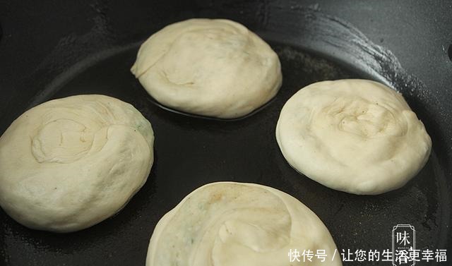 面团|葱油饼总是做不好试试这种做法,外酥内软,当早餐天天吃不腻